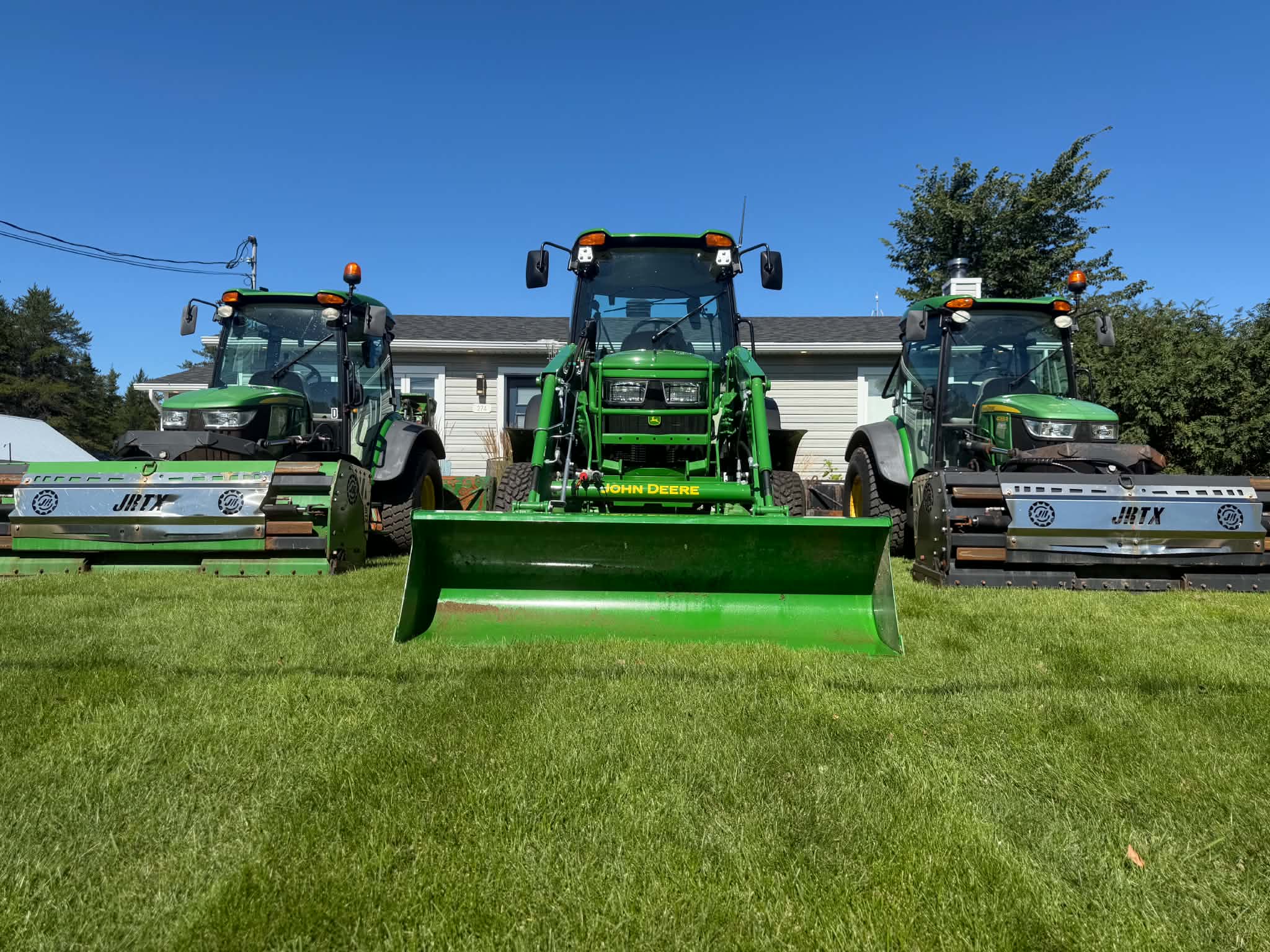 Les trois tracteurs de Groupe FPF Multi Services inc.