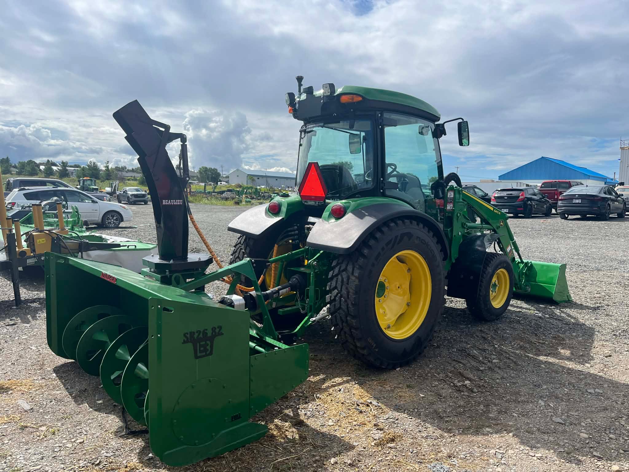 John Deere 4075R 2026 équipé d’un souffleur Beaulieu